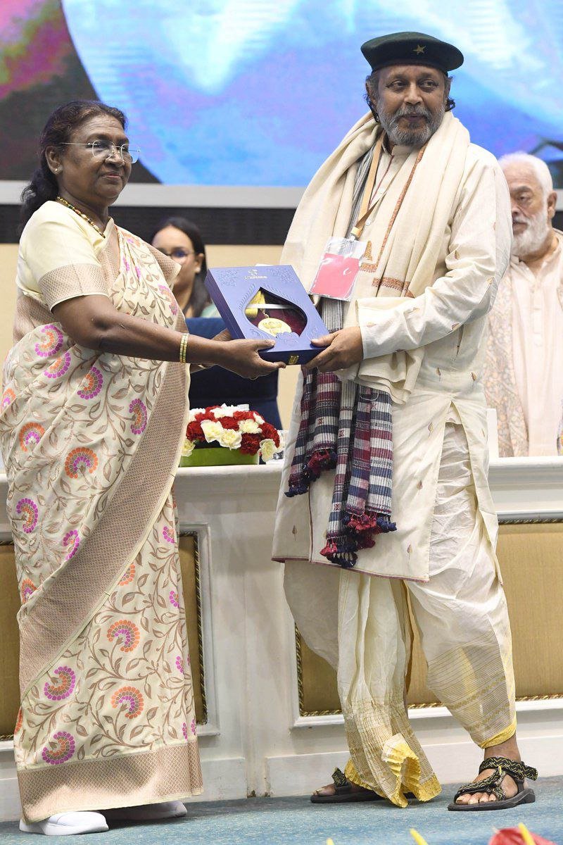 ಹಿರಿಯ ನಟ ಮಿಥುನ್ ಚಕ್ರವರ್ತಿ ಅವರಿಗೆ ದಾದಾಸಾಹೇಬ್ ಫಾಲ್ಕೆ ಪ್ರಶಸ್ತಿ ಪ್ರದಾನ