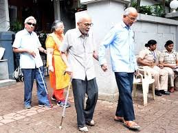 ಕೋರೋಣ ಭೀತಿ ಹಿನ್ನೆಲೆ ಅಂಚೆ ಮತಪತ್ರ ಆಯ್ಕೆಗೆ ಇದ್ದ ವಯೋಮಿತಿ ಇಳಿಕೆ