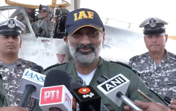 ವಾಯುಪಡೆ ಮುಖ್ಯಸ್ಥ ಏರ್ ಚೀಫ್ ಮಾರ್ಷಲ್ ಎ.ಪಿ. ಸಿಂಗ್ ಅವರಿಂದ ಹೈದರಾಬಾದ್‌ನಲ್ಲಿ ಕೊನೆಯ ತರಬೇತಿ ವಿಮಾನ ಹಾರಾಟ ಪೂರ್ಣಗೊಳಿಸಿ ದಾಖಲೆ!