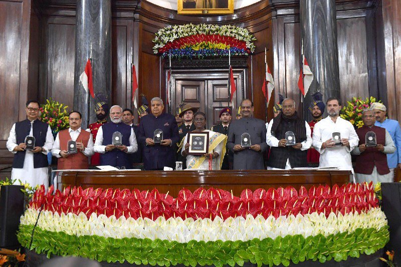 ಸಂವಿಧಾನ ದಿವಸ್ ಸ್ಮರಣಾರ್ಥ; ರಾಷ್ಟ್ರಪತಿ ದ್ರೌಪದಿ ಮುರ್ಮು ಅವರಿಂದ ₹75 ನಾಣ್ಯ ಅನಾವರಣ