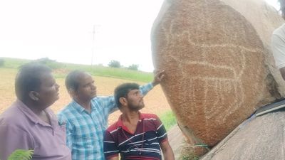 ಮೀನಕೆರೆ ಗ್ರಾಮದಲ್ಲಿ ಶಿಲಾಯುಗ–ನವಶಿಲಾಯುಗ ಪುರಾವೆಗಳ ಪತ್ತೆ