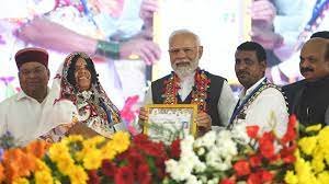 ಪ್ರಧಾನಿ ಮೋದಿ ಅವರು ಬಂಜಾರರಿಗೆ ಭೂಮಿ ಹಕ್ಕು ಪತ್ರ ಅಥವಾ ‘ಹಕ್ಕು ಪತ್ರ’ ವಿತರಿಸಿದರು