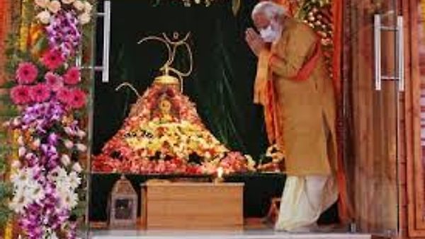 ಅಯೋಧ್ಯೆ ರಾಮಮಂದಿರಕ್ಕೆ ಶಿಲಾನ್ಯಾಸ ನೆರವೇರಿಸಿದ ಪ್ರಧಾನಿ ಮೋದಿ
