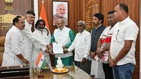 ಜಾರ್ಖಂಡ್​ ಸಿಎಂ ಸ್ಥಾನಕ್ಕೆ ಚಂಪೈ ಸೊರೆನ್​ ರಾಜೀನಾಮೆ; ನೂತನ ಮುಖ್ಯಮಂತ್ರಿಯಾಗಿ ಹೇಮಂತ್​ ಸೊರೆನ್​ ಆಯ್ಕೆ