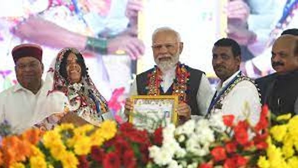 ಪ್ರಧಾನಿ ಮೋದಿ ಅವರು ಬಂಜಾರರಿಗೆ ಭೂಮಿ ಹಕ್ಕು ಪತ್ರ ಅಥವಾ ‘ಹಕ್ಕು ಪತ್ರ’ ವಿತರಿಸಿದರು