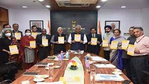 ‘ಭಾರತದ ಅಭಿವೃದ್ಧಿಯಲ್ಲಿ ಕಾರ್ಮಿಕರ ಪಾತ್ರ’ ಎಂಬ ಪುಸ್ತಕ ಬಿಡುಗಡೆ ಮಾಡಿದ ಕೇಂದ್ರ ಕಾರ್ಮಿಕ ಮತ್ತು ಉದ್ಯೋಗ ಸಚಿವಾಲಯ