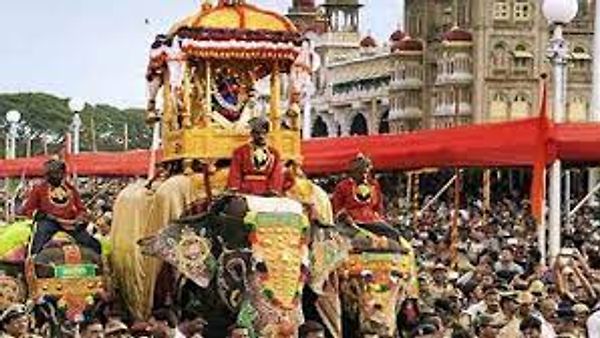 ದೀಪದ ಬೆಳಕಿನಲ್ಲಿ ಅದ್ದೂರಿ ಜಂಬೂಸವಾರಿ