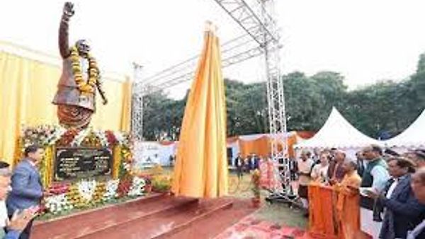 ರಾಜನಾಥ್ ಸಿಂಗ್ ಮತ್ತು ಯೋಗಿ ಆದಿತ್ಯನಾಥ್ ಅವರಿಂದ ವಾಜಪೇಯಿ ಅವರ ಪ್ರತಿಮೆ ಅನಾವರಣ