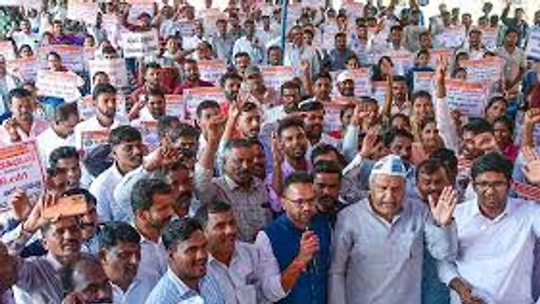 80,000 ಶಿಕ್ಷಕರ ನೇಮಕಾತಿಗೆ ಆಗ್ರಹಿಸಿ ಅಖಿಲ ಕರ್ನಾಟಕ ರಾಜ್ಯ ವಿದ್ಯಾರ್ಥಿಗಳ ಸಂಘದಿಂದ ಬೃಹತ್ ಪ್ರತಿಭಟನೆ