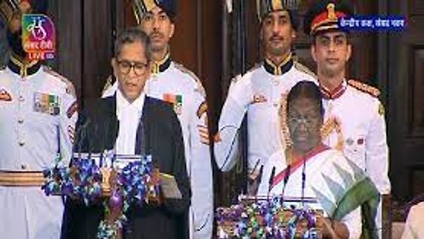 ಭಾರತದ 15 ನೇ ರಾಷ್ಟ್ರಪತಿಯಾಗಿ 'ದ್ರೌಪದಿ ಮುರ್ಮು' ಅವರು ಪ್ರಮಾಣ ವಚನ ಸ್ವೀಕರಿಸಿದರು