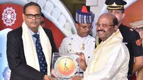ಪಂಡಿತ್ ಅಜೋಯ್ ಚಕ್ರಬರ್ತಿ ಯವರಿಗೆ ‘ದುರ್ಗಾ ಭಾರತ್ ಸಮ್ಮಾನ್’ ಪ್ರಶಸ್ತಿ ಪ್ರಧಾನ