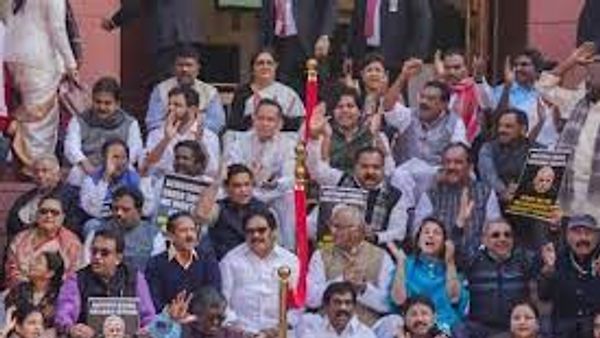 ಭದ್ರತಾ ವೈಫಲ್ಯ : ಅಮಾನತುಗೊಂಡ ಸದಸ್ಯರ ಸಂಖ್ಯೆ 141ಕ್ಕೆ ಏರಿಕೆ