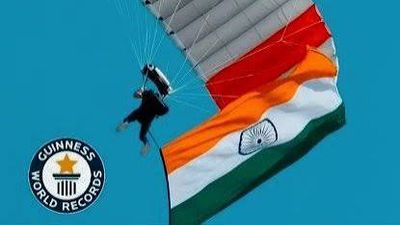 ಗಿನ್ನೆಸ್ ವರ್ಲ್ಡ್ ರೆಕಾರ್ಡ್: ಲಿಬಿಯಾದಲ್ಲಿ ಭಾರತದ ತ್ರಿವರ್ಣ ಧ್ವಜ ಹಿಡಿದು ಸ್ಕೈಡೈವಿಂಗ್ ಮಾಡಿದ ಮೂವರು ಭಾರತೀಯರು!