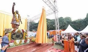ರಾಜನಾಥ್ ಸಿಂಗ್ ಮತ್ತು ಯೋಗಿ ಆದಿತ್ಯನಾಥ್ ಅವರಿಂದ ವಾಜಪೇಯಿ ಅವರ ಪ್ರತಿಮೆ ಅನಾವರಣ