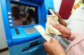 ಡೆಬಿಟ್​ ಕಾರ್ಡ್​ ಬಳಸಿ ಯಾವುದೇ ಬ್ಯಾಂಕ್​ ATM ನಿಂದ ಹಣಪಡೆದರು ವಿಧಿಸುತ್ತಿದ್ದ ಶುಲ್ಕ ರದ್ದು