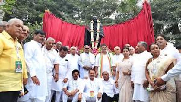 ಕಾಂಗ್ರೆಸ್ ಅಧಿವೇಶನದ ಶತಮಾನೋತ್ಸವ: ವೀರಸೌಧದಲ್ಲಿ ಗಾಂಧೀಜಿ ಪ್ರತಿಮೆ ಅನಾವರಣ