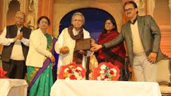 ತಾನ್ಸೇನ್ ಸಂಗೀತೋತ್ಸವ-2024 : ವಿಶ್ವಪ್ರಸಿದ್ಧ ತಬಲಾ ಮಾಂತ್ರಿಕ ಪದ್ಮಶ್ರೀ ಪಂ. ಸ್ವಪನ್ ಚೌಧರಿ ತಾನ್ಸೇನ್ ಪ್ರಶಸ್ತಿ ಪ್ರಧಾನ