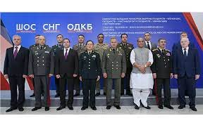 ಶಾಂಘೈ ಸಹಕಾರ ಸಂಸ್ಥೆ (SCO) ಯ ರಕ್ಷಣಾ ಮಂತ್ರಿಗಳ ಸಭೆಯಲ್ಲಿ ಭಾಷಣ ಮಾಡುವ ಕೇಂದ್ರ ಸಚಿವ ಶ್ರೀ ರಾಜನಾಥ್ ಸಿಂಗ್