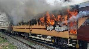 RRB ಪರೀಕ್ಷೆ ಅಕ್ರಮ ಆರೋಪದ ಹಿನ್ನಲೆ ಬಿಹಾರದಲ್ಲಿ ರೈಲುಗಳಿಗೆ ಬೆಂಕಿ