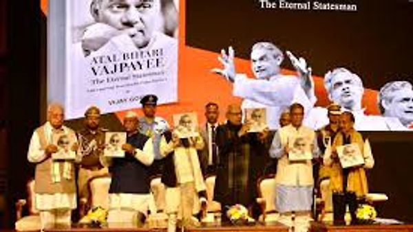 ಅಟಲ್ ಬಿಹಾರಿ ವಾಜಪೇಯಿ: 'ದಿ ಎಟರ್ನಲ್ ಸ್ಟೇಟ್ಸ್‌ಮನ್' – ಉಪರಾಷ್ಟ್ರಪತಿಗಳಿಂದ ಕಾಫಿ ಟೇಬಲ್ ಬುಕ್ ಬಿಡುಗಡೆ