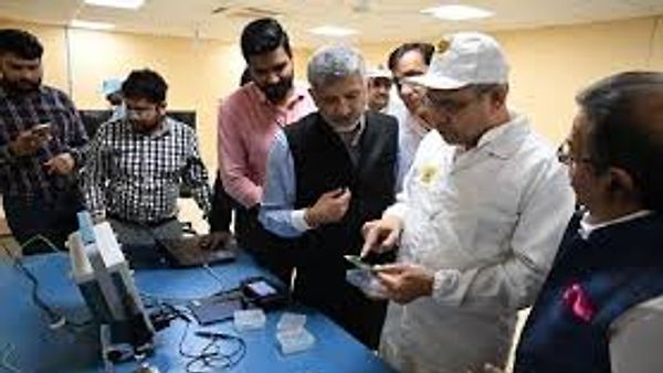 ಭಾರತದ ಮೊದಲ ಮೊಬೈಲ್ ಟೆಂಪರ್ಡ್ ಗ್ಲಾಸ್ ಕಾರ್ಖಾನೆ ನೋಯ್ಡಾದಲ್ಲಿ ಉದ್ಘಾಟನೆ