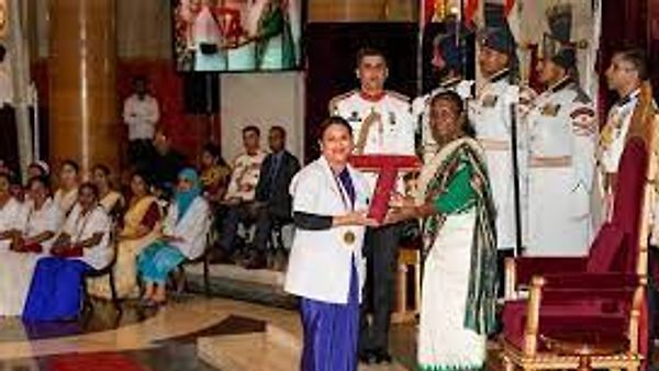 2022 ಮತ್ತು 2023ನೇ ಸಾಲಿನ ನ್ಯಾಷನಲ್ ಫ್ಲಾರೆನ್ಸ್ ನೈಟಿಂಗೇಲ್ ಪ್ರಶಸ್ತಿ ಪ್ರದಾನ ಮಾಡಿದ ಭಾರತದ ರಾಷ್ಟ್ರಪತಿ ಮುರ್ಮು