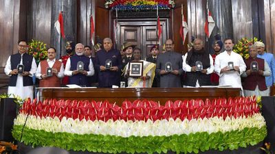 ಸಂವಿಧಾನ ದಿವಸ್ ಸ್ಮರಣಾರ್ಥ; ರಾಷ್ಟ್ರಪತಿ ದ್ರೌಪದಿ ಮುರ್ಮು ಅವರಿಂದ ₹75 ನಾಣ್ಯ ಅನಾವರಣ