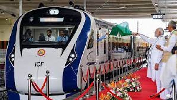 ವಂದೇ ಭಾರತ್ ಎಕ್ಸ್‌ಪ್ರೆಸ್‌ನ ಹೊಸ ಮತ್ತು ನವೀಕರಿಸಿದ ಆವೃತ್ತಿಗೆ ಚಾಲನೆ ನೀಡಿದ ಪ್ರಧಾನಿ ಮೋದಿ