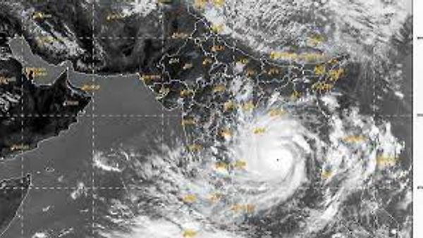 ಭಾರತಕ್ಕೆ ಅಪ್ಪಳಿಸಿದ ಅಂಫಾನ್ ಚಂಡಮಾರುತ