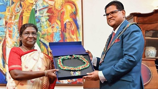 ದ್ರೌಪದಿ ಮುರ್ಮುಗೆ ಸೂರಿನಾಮ್ ನ ನಾಗರಿಕ ಪ್ರಶಸ್ತಿ