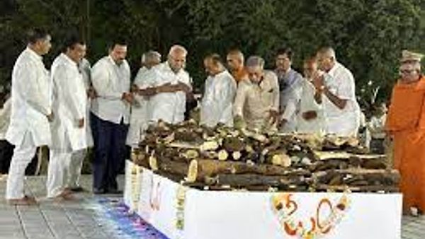 ಅಗ್ನಿ ಸ್ಪರ್ಶದೊಂದಿಗೆ ಜ್ಞಾನಯೋಗಾಶ್ರಮದ ಸಿದ್ದೇಶ್ವರ ಶ್ರೀ ಗಳ ಅಂತ್ಯಕ್ರಿಯೆ