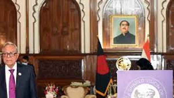 ರಾಷ್ಟ್ರಪತಿ ರಾಮನಾಥ್ ಕೋವಿಂದ್ ಅವರಿಂದ ಬಾಂಗ್ಲಾ ರಾಷ್ಟ್ರಪತಿ ಹಮೀದ್‌ ಅವರಿಗೆ 'ಮಿಗ್ 21'ನ  ಪ್ರತಿಕೃತಿ