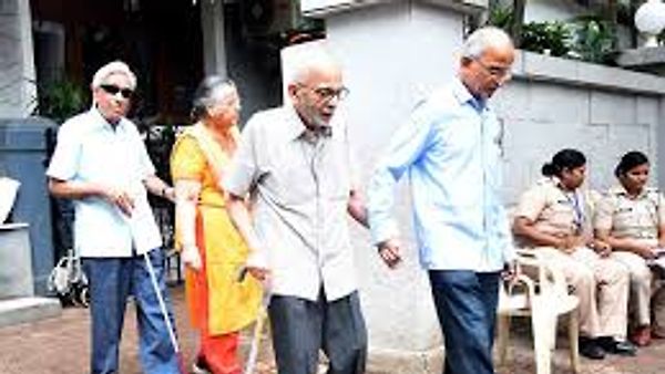 ಕೋರೋಣ ಭೀತಿ ಹಿನ್ನೆಲೆ ಅಂಚೆ ಮತಪತ್ರ ಆಯ್ಕೆಗೆ ಇದ್ದ ವಯೋಮಿತಿ ಇಳಿಕೆ