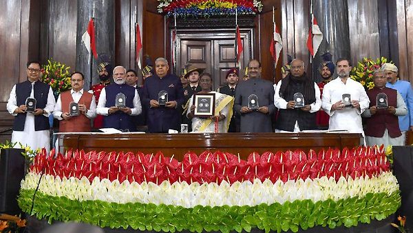 ಸಂವಿಧಾನ ದಿವಸ್ ಸ್ಮರಣಾರ್ಥ; ರಾಷ್ಟ್ರಪತಿ ದ್ರೌಪದಿ ಮುರ್ಮು ಅವರಿಂದ ₹75 ನಾಣ್ಯ ಅನಾವರಣ