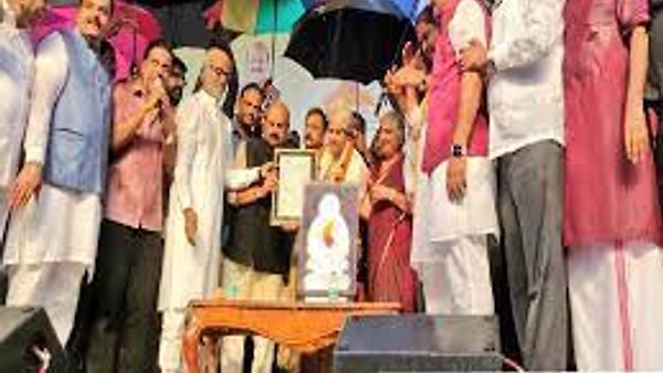 ದಿವಂಗತ ನಟ ಪುನೀತ್ ರಾಜ್ ಕುಮಾರ್ ಅವರಿಗೆ ಮರಣೋತ್ತರವಾಗಿ 'ಕರ್ನಾಟಕ ರತ್ನ' ಪ್ರಶಸ್ತಿ ಪ್ರದಾನ