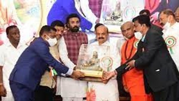 ಸಿಎಂ ಬೊಮ್ಮಾಯಿ ಅವರಿಂದ 2020-2021 ನೇ ಸಾಲಿನ ಸಾಧಕರಿಗೆ ವಾಲ್ಮೀಕಿ ಪ್ರಶಸ್ತಿ ಪ್ರದಾನ