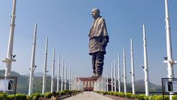ಗುಜರಾತ್​ ರಾಜ್ಯದಲ್ಲಿನ ಏಕತಾ ಪ್ರತಿಮೆಗೆ ಸಂಪರ್ಕ ಕಲ್ಪಿಸುವ ಎಂಟು ರೈಲುಗಳಿಗೆ ಪ್ರಧಾನಿ ಮೋದಿ ಚಾಲನೆ