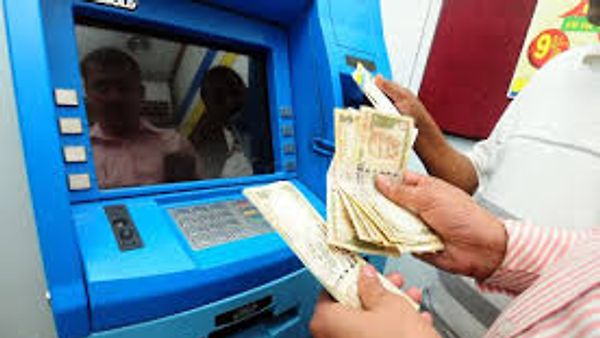 ಡೆಬಿಟ್​ ಕಾರ್ಡ್​ ಬಳಸಿ ಯಾವುದೇ ಬ್ಯಾಂಕ್​ ATM ನಿಂದ ಹಣಪಡೆದರು ವಿಧಿಸುತ್ತಿದ್ದ ಶುಲ್ಕ ರದ್ದು