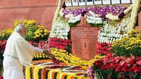 2001 ಸಂಸತ್ ದಾಳಿಯಲ್ಲಿನ ಹುತಾತ್ಮರಿಗೆ ಗೌರವ ನಮನ