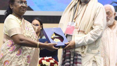 ಹಿರಿಯ ನಟ ಮಿಥುನ್ ಚಕ್ರವರ್ತಿ ಅವರಿಗೆ ದಾದಾಸಾಹೇಬ್ ಫಾಲ್ಕೆ ಪ್ರಶಸ್ತಿ ಪ್ರದಾನ