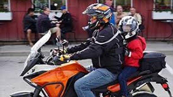 '4' ವರ್ಷದೊಳಗಿನ ಮಕ್ಕಳನ್ನು ಮೋಟಾರ್ ಸೈಕಲ್‌ನಲ್ಲಿ ಕರೆದೊಯ್ಯಲು ಹೊಸ ಸುರಕ್ಷತಾ ಮಾರ್ಗಸೂಚಿ ಬಿಡುಗಡೆ