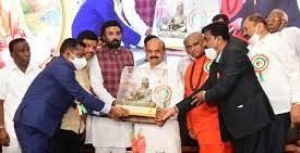 ಸಿಎಂ ಬೊಮ್ಮಾಯಿ ಅವರಿಂದ 2020-2021 ನೇ ಸಾಲಿನ ಸಾಧಕರಿಗೆ ವಾಲ್ಮೀಕಿ ಪ್ರಶಸ್ತಿ ಪ್ರದಾನ