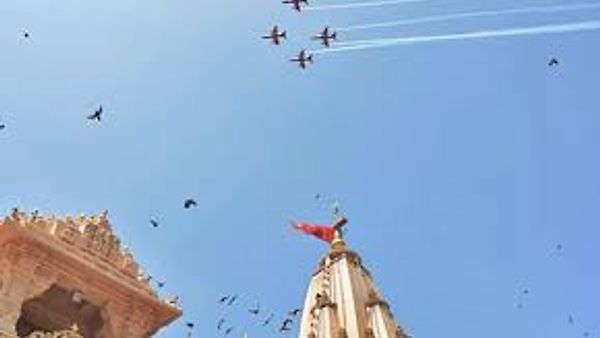 ಸೋಮನಾಥದಲ್ಲಿ ಸೂರ್ಯಕಿರಣ್ ಸಾಹಸ: ಭಾರತೀಯ ವಾಯುಸೇನೆಯಿಂದ ಆಕಾಶದಲ್ಲಿ ಅದ್ಭುತ ಚಿತ್ತಾರ!