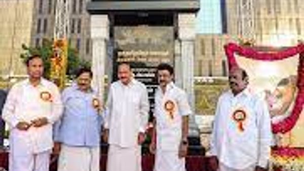ಕರುಣಾನಿಧಿ ಪ್ರತಿಮೆಯನ್ನು ಅನಾವರಣಗೊಳಿಸಿದ ಉಪರಾಷ್ಟ್ರಪತಿ