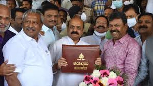 ಕರ್ನಾಟಕ ಬಜೆಟ್: ಮುಖ್ಯಮಂತ್ರಿ ಬಸವರಾಜ ಬೊಮ್ಮಾಯಿ ಅವರಿಂದ ಚೊಚ್ಚಲ ಬಜೆಟ್ ಮಂಡನೆ